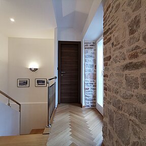 Aufgang zur 2. Etage & Eingang in ein Schlafzimmer