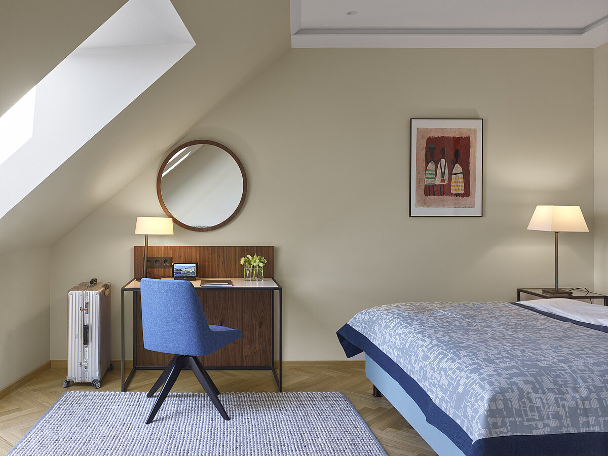 Hotelzimmer mit Schreibtisch im Grand Hotel Savoy