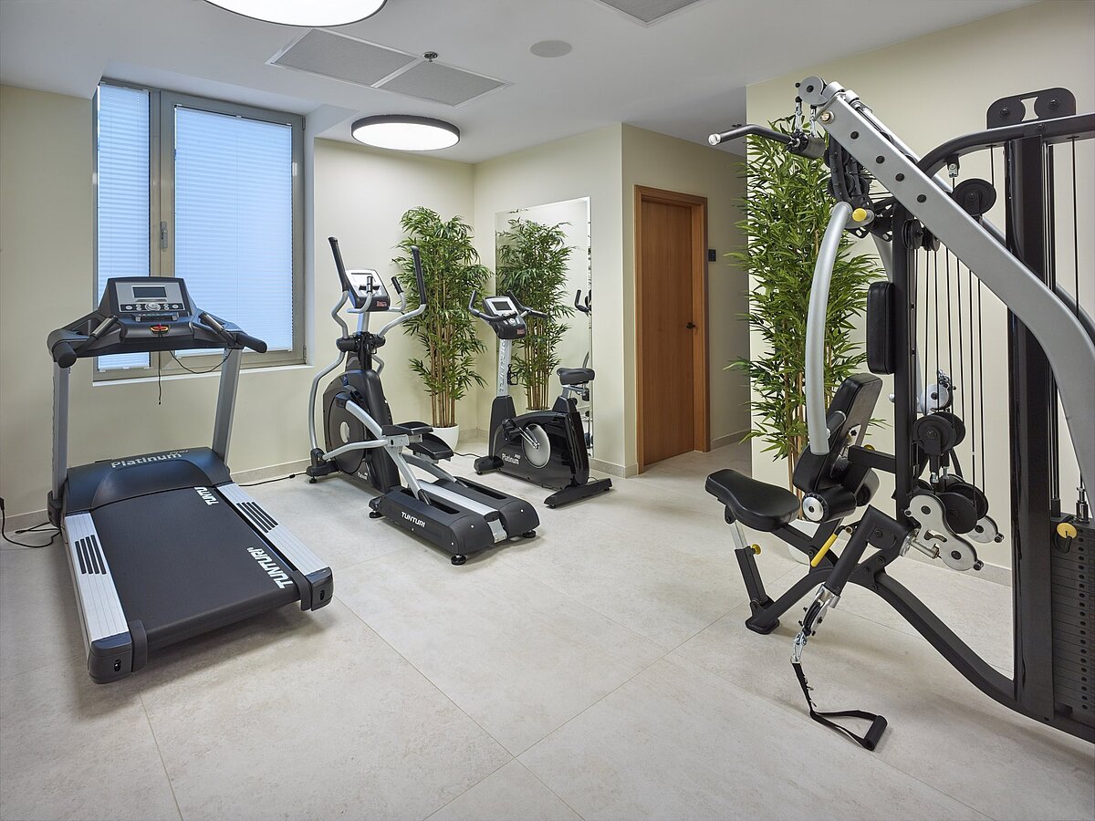 Fitnessstudio mit Sportgeräten