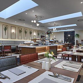 Restaurant mit gedeckten Tischen im Grand Hotel Savoy