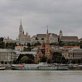 Blick auf die Stadt vom Fluss