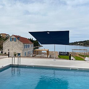 Der Pool im Garten des Ferienhauses in Kroatien