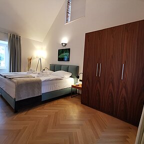 Großes Schlafzimmer mit Kleiderschrank im Ferienhaus