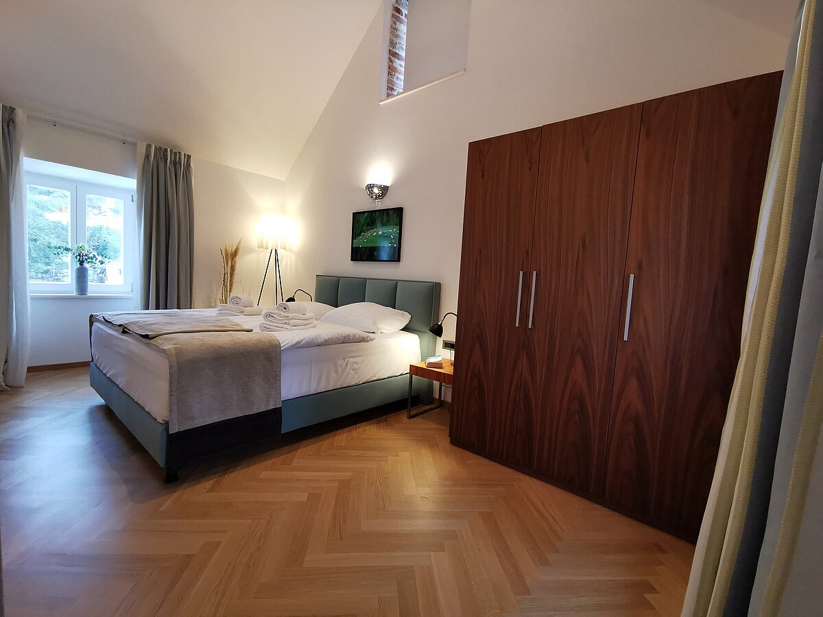 Großes Schlafzimmer mit Kleiderschrank im Ferienhaus
