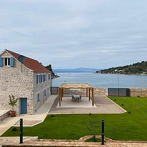 Ferienhaus mit Garten und Meerblick in Kroatien