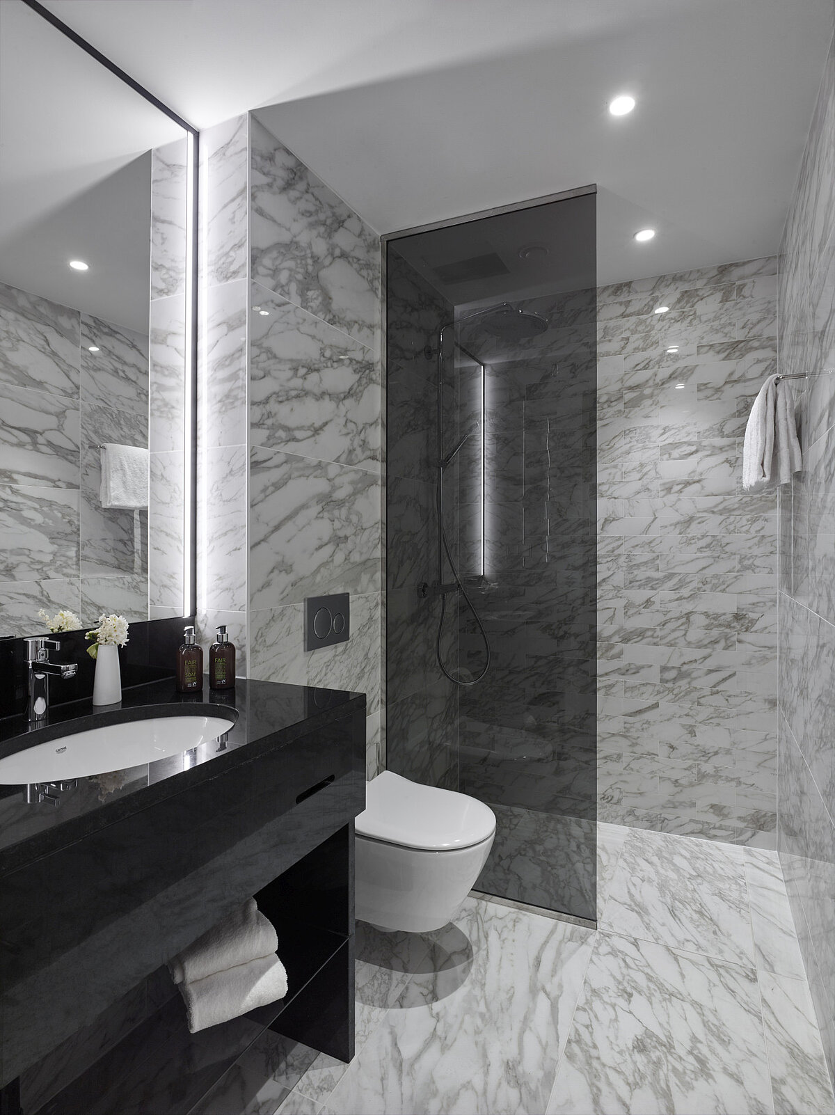 modernes Badezimmer im Grand Hotel Savery