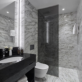 modernes Badezimmer im Grand Hotel Savery