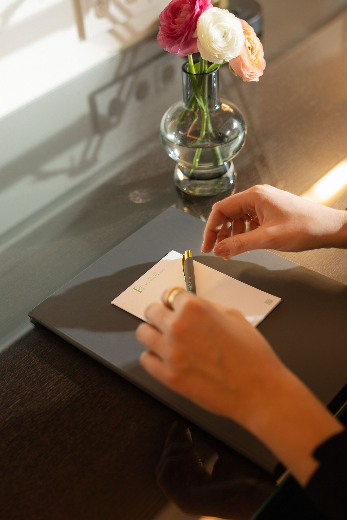 Schreibtisch mit Mappe im Hotelzimmer - Detailansicht