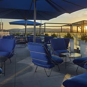 Skybar am Abend im Grand Hotel Savoy