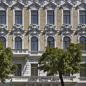 das Grand Hotel Savoy von vorne