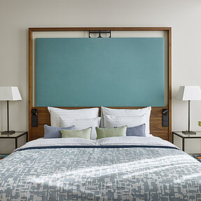 Doppelbett im Hotelzimmer im Grand Hotel Savoy