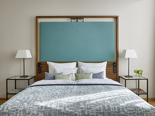 Doppelbett im Hotelzimmer im Grand Hotel Savoy