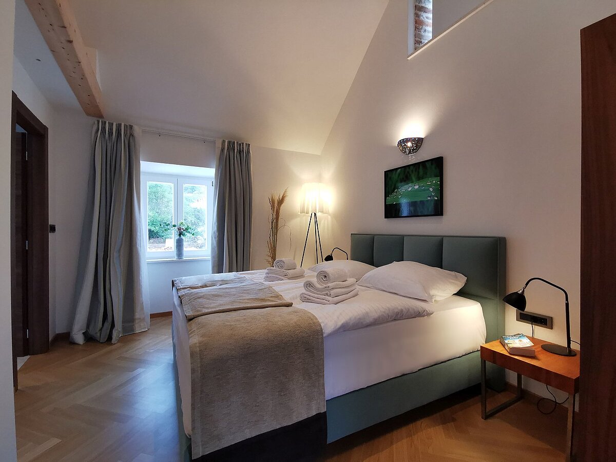 Schlafzimmer mit Doppelbett im der Ferienvilla