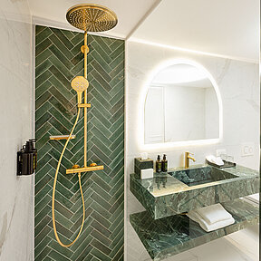 Elegant bathroom with bathtub and rain shower in Suite