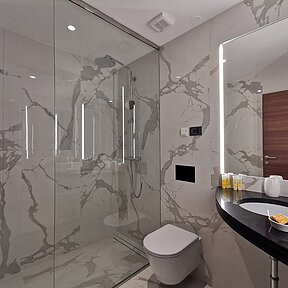 Elegantes Badezimmer im Ferienhaus auf Solta