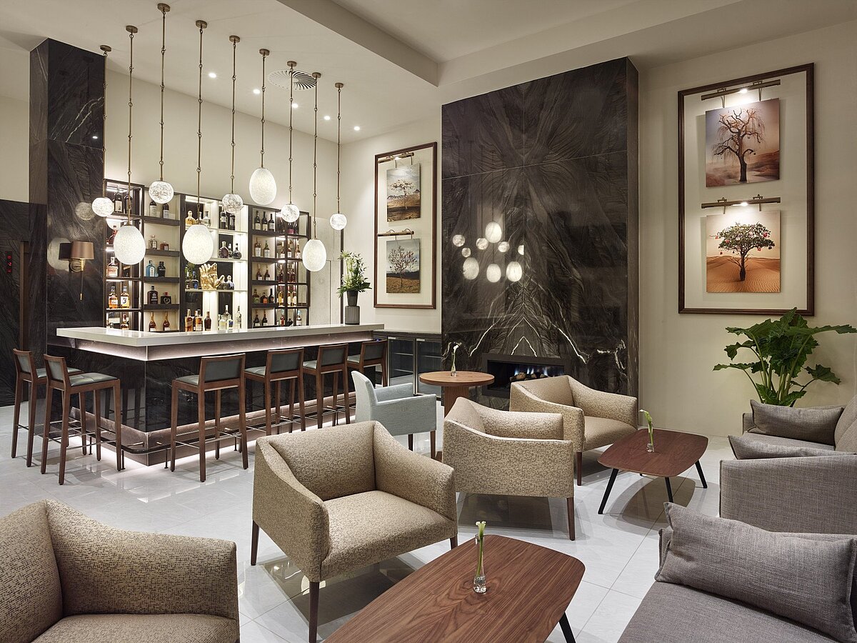 Hotellobby mit Sicht auf die Bar