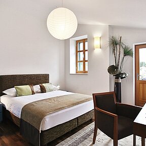 Cosy double room on 2nd floor with sea and harbour view