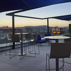 Terrasse mit Tisch und Stühle am Abend