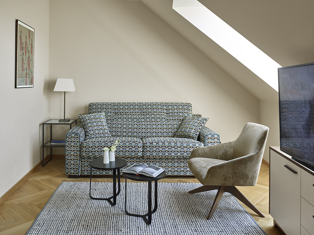 Couch im Hotelzimmer im Grand Hotel Savoy