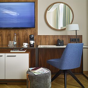 Hotelzimmer mit Sicht auf den Schreibtisch 