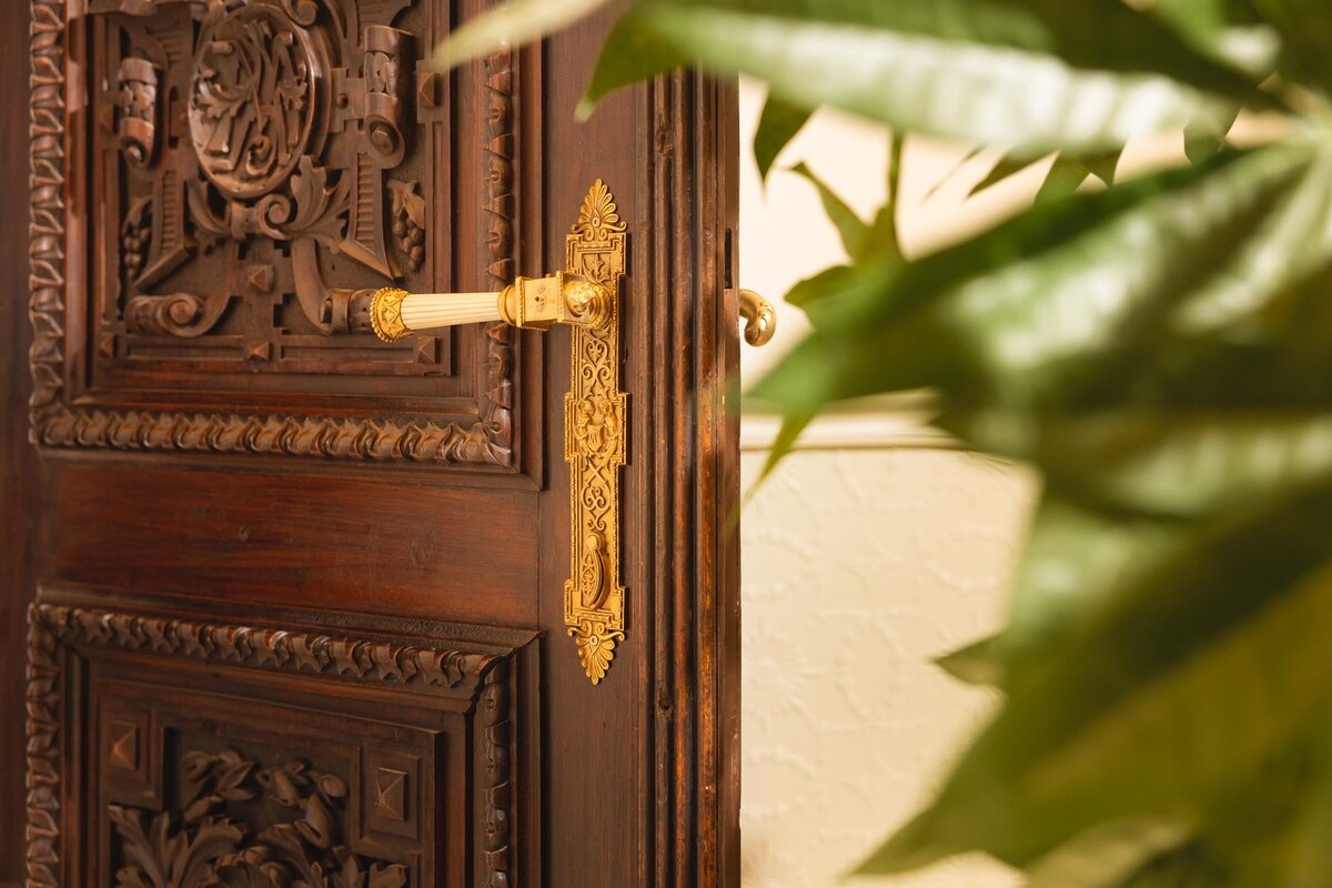 Detail der historischen Holztür im Hotel