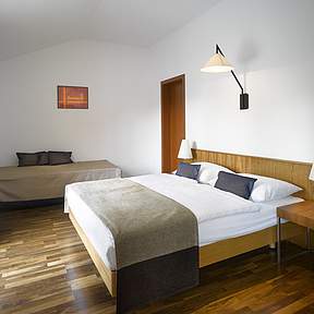 2 Zimmer bieten ein Extra Sofabett