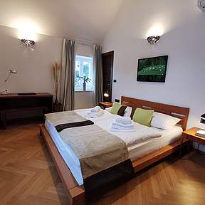 Großes Schlafzimmer mit Doppelbett und Schreibtisch 