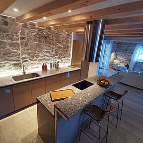 Große, offene Küche mit Ausstattung