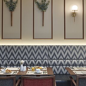 Restaurant mit gedeckten Tischen im Grand Hotel Savoy