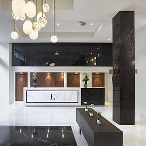 Eingangsbereich mit Rezeption