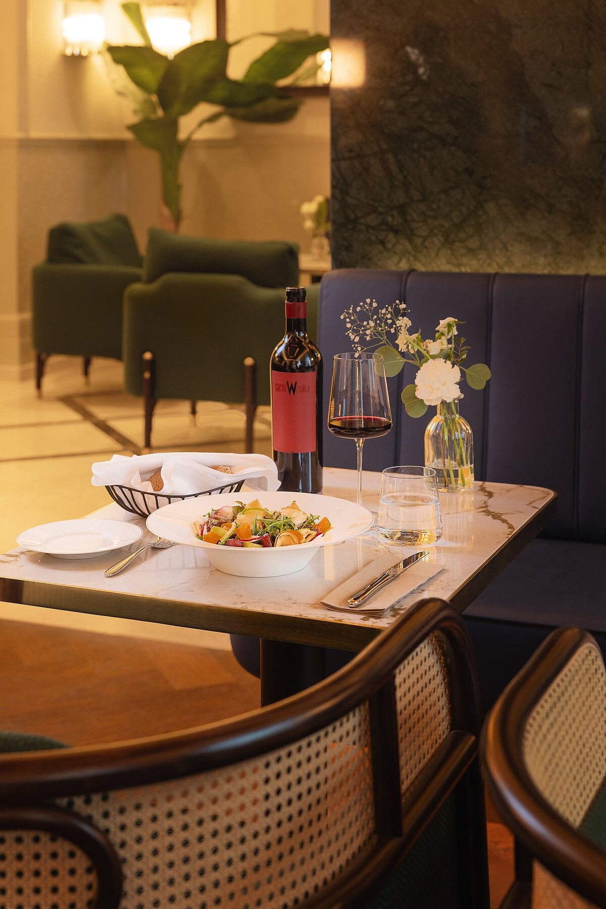 A set table in the Bistro Sophie