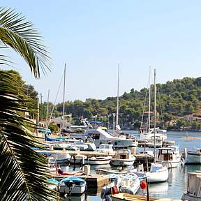 Rogac, small boats chugging in the idyllic harbour