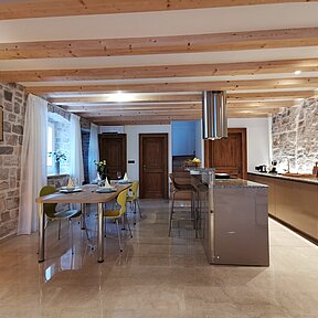 Modern eingerichteter Küchen- und Essbereich für den Urlaub