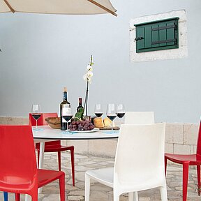 Hafenterrasse vor dem Haus, direkt am Meer