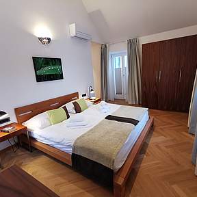 Schlafzimmer mit großem Kleiderschrank und ensuite Badezimmer 