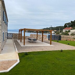 Großzügige Terrasse der Ferienvilla auf Solta