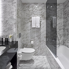 modernes Badezimmer mit Badewanne