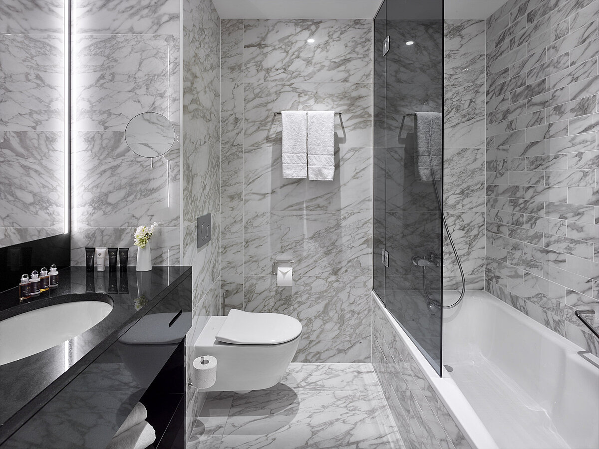 modernes Badezimmer mit Badewanne