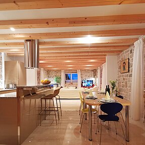 Großer Wohn- Essbereich mit Küche anliegend