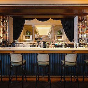 Bar Sophie with view to the imposing staircase