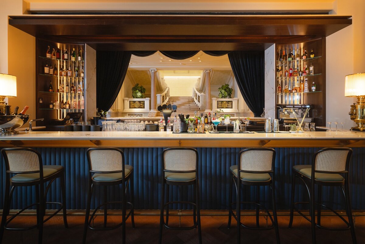 Bar Sophie with view to the imposing staircase