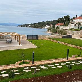 Garten mit Meerblick auf der dalmatischen Insel Solta