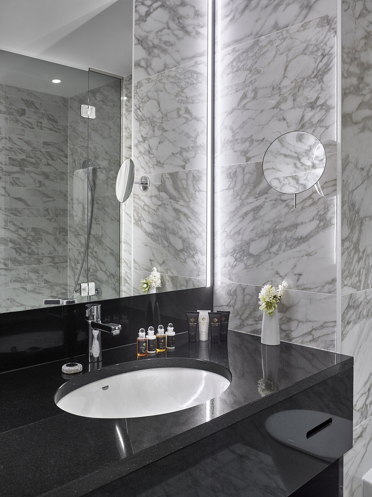 modernes Badezimmer im Grand Hotel Savery