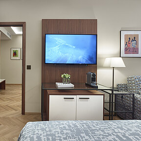 Hotelzimmer mit Sicht auf den Fernseher