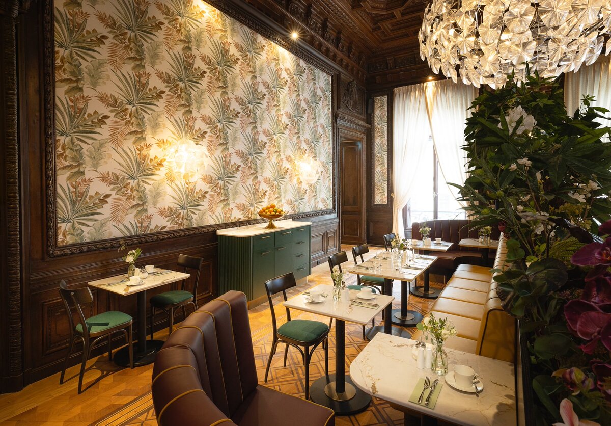 Gedeckte Tische im Restaurant auf der Beletage