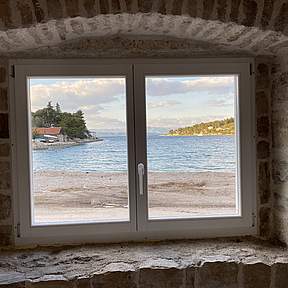 Ausblick aufs Meer aus dem Fenster des Ferienhauses 