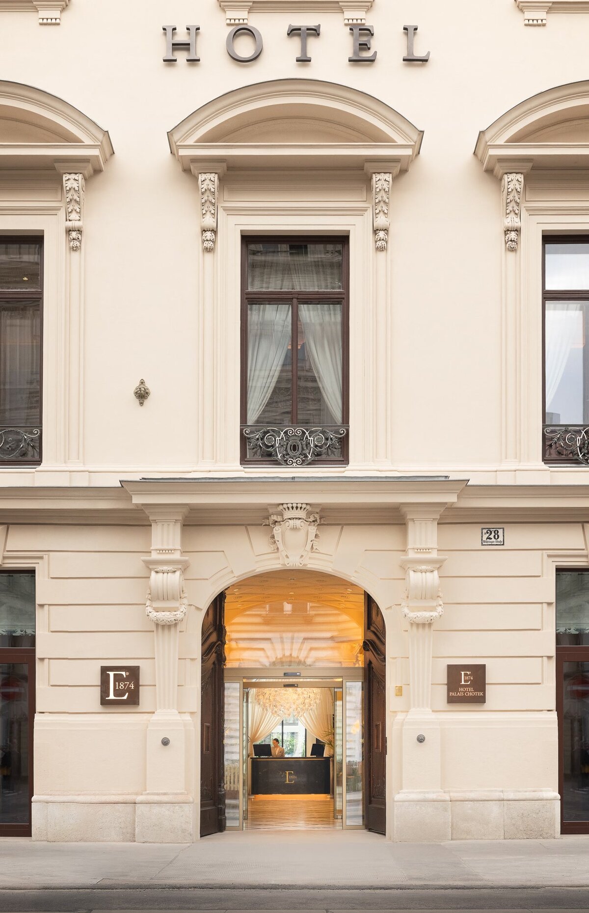 Eingang des EST Hotel Palais Chotek Wien