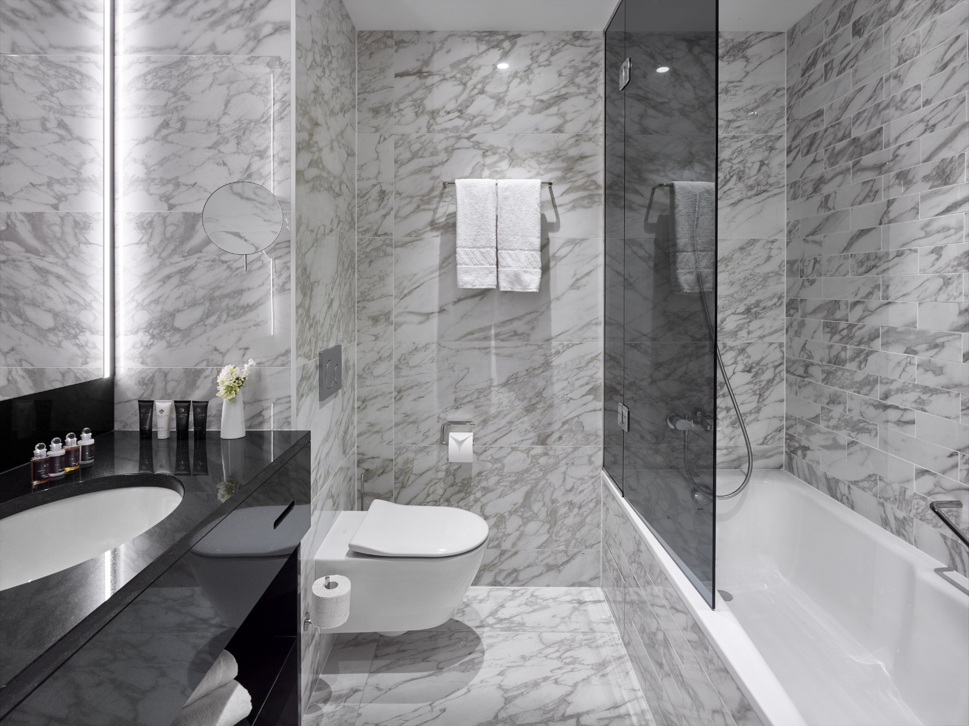 modernes Badezimmer mit Badewanne